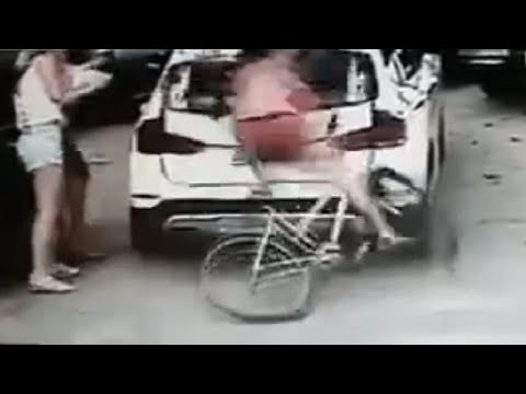 بالفيديو حادث مروع لسائق دراجة هوائية