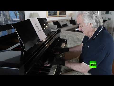 شاهدقفازات سحرية ساعدت على تأهيل عازف بيانو برازيلي