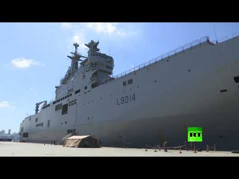 شاهد سفينة فرنسية ترسو في مرفأ بيروت محملة بالمساعدات الإنسانية