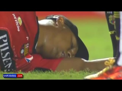 شاهد حارس مرمى ينام في الملعب حتى لا يُطرد