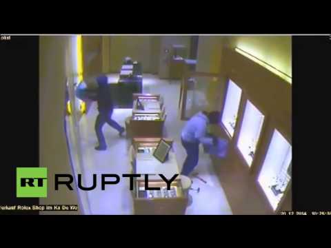 شاهد سرقة في وضح النهار في ألمانيا