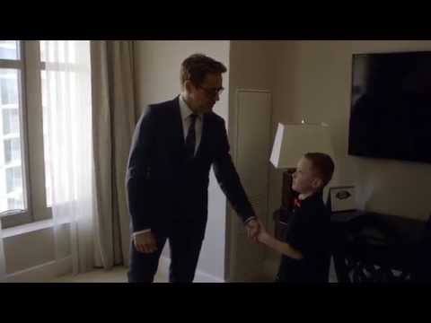 روبرت داوني يمنح ذراع الرجل الحديدي لطفل