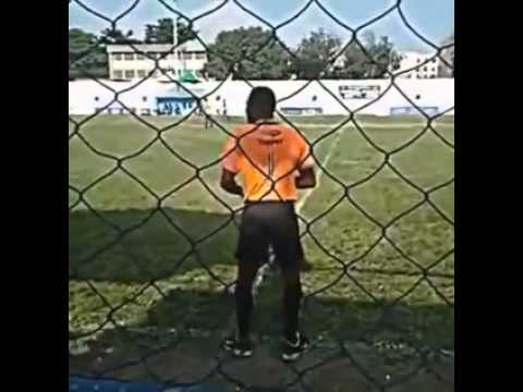 حكم برازيلي يرقص في الملعب