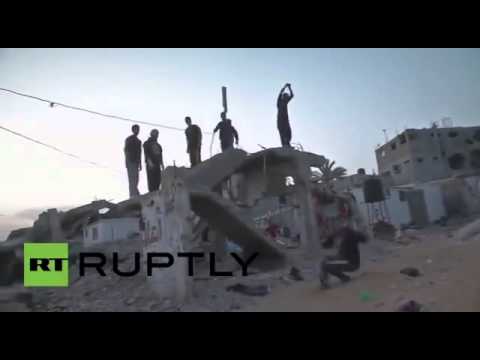 غزيون يمارسون رياضة الباركور