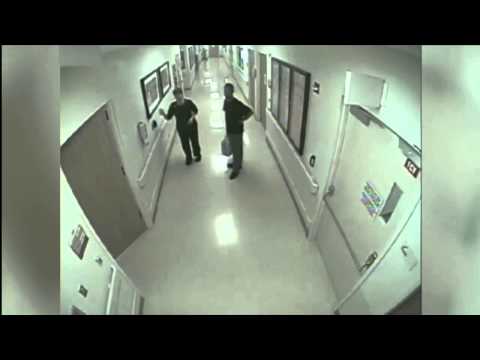 رجل يختطف ابنته داخل كيس بلاستيك