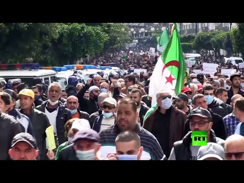 شاهدآلاف المتظاهرين يحتشدون في شوارع العاصمة الجزائرية