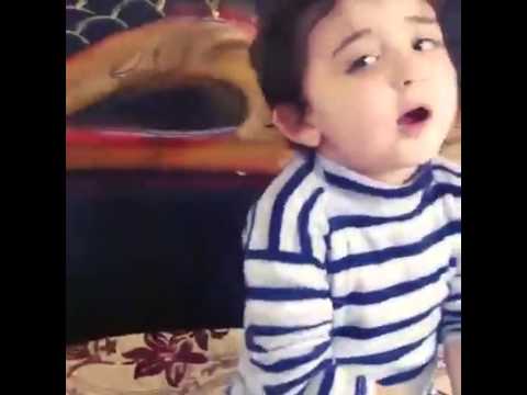 طفل مصري صغير يقلد عمرو دياب