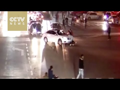 فيديو صينيون يرفعون سيارة بأيديهم لإنقاذ فتاة علقت تحتها