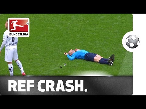 لاعب بادربورن يصطدم بحَكَم المباراة