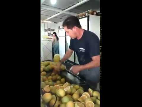 فيديو عامل يقطع البرتقال بمهارة مذهلة