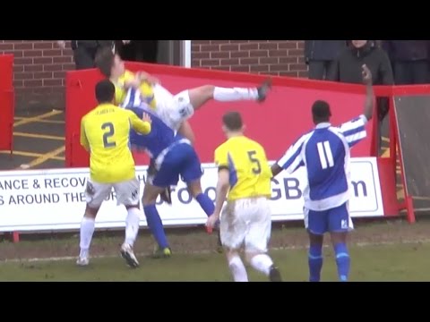 مصارعة حرة في إحدى مباريات كرة القدم