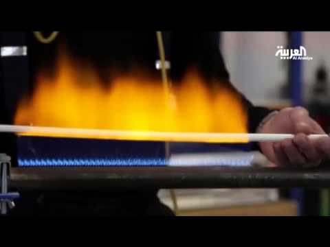 فنان بريطاني يستخدم أضواء النيون في لوحاته