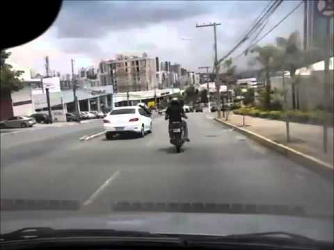 شاهد بالفيديو سائق دراجة يركل سيارة في مشهد مثير