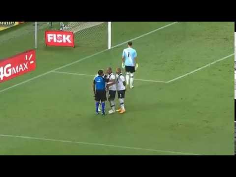 الأمطار تتسبب في هدف كوميدي