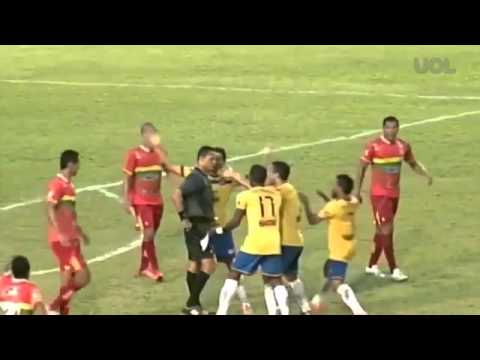 لاعب كرة قدم يعتدي على الحكم أثناء المباراة