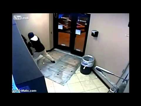 سرقة امرأة بالإكراه أمام ماكينة صرف آلي