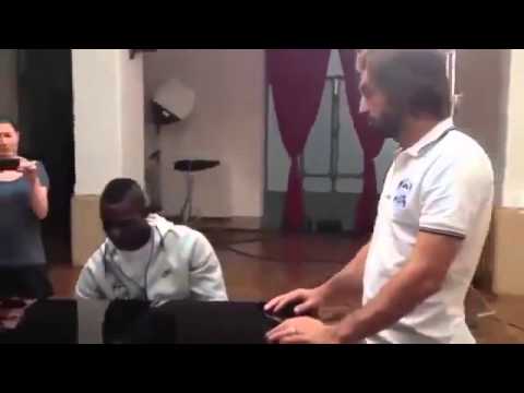 بالوتيلي يُهدي بيرلو السلام الوطني لإيطاليا