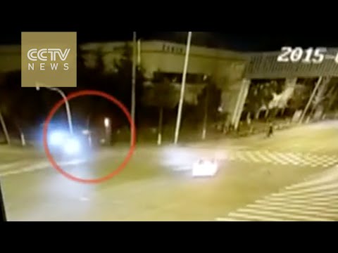 مخمور يتسبب في اصطدام سيارتين