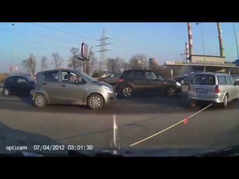 فتاة كادت تتسبب في حادث مروع