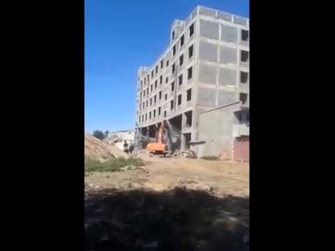 بالفيديو انهيار مبنى على عامل