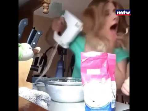 بالفيديو فتاة تتعرض لحادث غريب أثناء صناعتها للحلوى