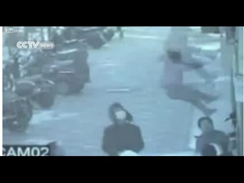 فيديو إنقاذ طفلة سقطت من الدور الرابع