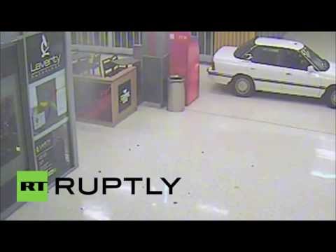 لصوص يقتحمون مركز تسوق بسيارة