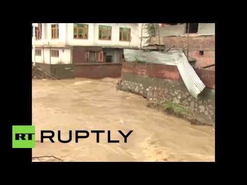 17 قتيلاً إثر فيضانات وانهيار أرضي في كشمير