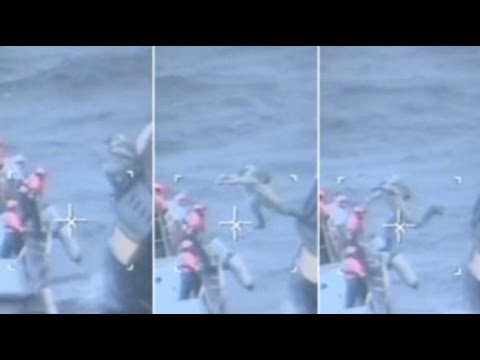 شاهد لقطات مروعة خلال إنقاذ طاقم سفينة من الغرق
