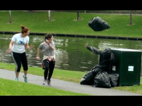 فيديو رجل يرتدى أكياس القمامة في الشارع ليرعب المارة