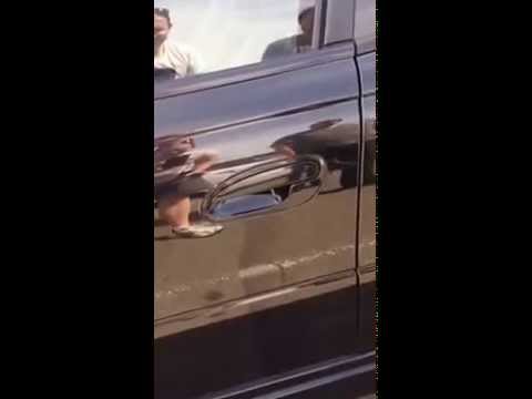 بالفيديو رجل يعجز عن فتح باب سيارته بسبب عنكبوت كبير