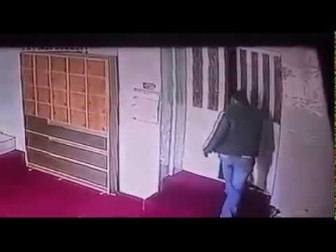 بالفيديو لص يسرق المصاحف وصندوق التبرعات من المساجد