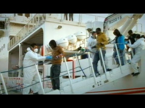 شاهد البحرية الإيطالية تنتشل 9 جثث لمهاجرين غير شرعيين