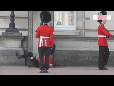 بالفيديو انزلاق حارس قصر باكنجهام في لندن أمام مئات السياح