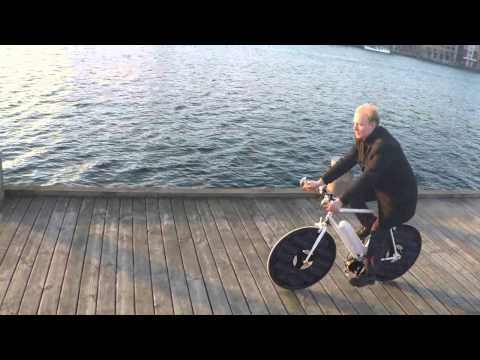 بالفيديو دانماركي يبتكر دراجة ذكية تعمل بالشمس
