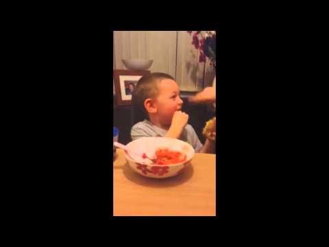بالفيديو رد فعل طفل يتناول الصلصة الحارة للمرة الأولى في حياته