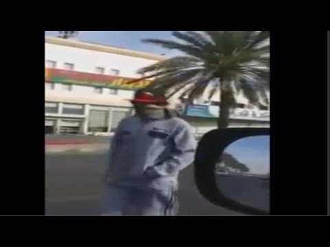 فيديو سعودي يمشي إلى الخلف فقط