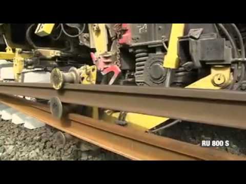 بالفيديو آلات ضخمة لإنشاء السكة الحديد بسرعة منقطعة النظير