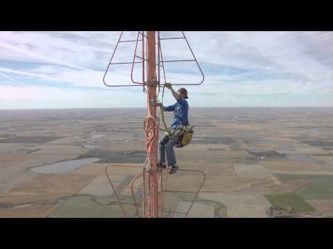 فيديو عامل يتسلق برجًا ارتفاعه 1500 قدم