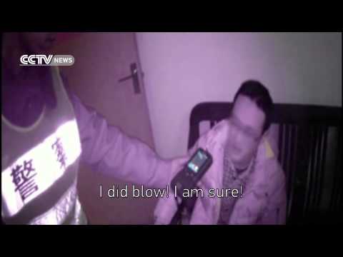 فيديو سائق صيني يتهم جهاز كشف المواد المخدرة بـالكذب