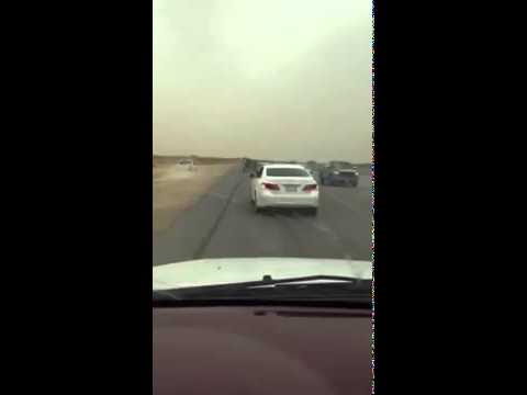 شاهد مطاردة سعوديين لسيارة مسروقة يقودها مخمور