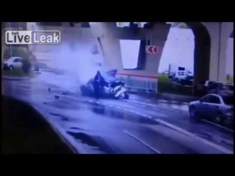 بالفيديو سقوط سيارة من فوق جسر