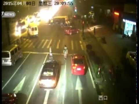 بالفيديو حادث مروع بين دراجة نارية وشاحنة