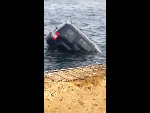 شاهد غرق سيارة في كورنيش أبحر الشمالية