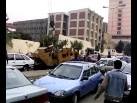 شاهد سقوط مدحلة على سيارة خلال نقلها في مصر