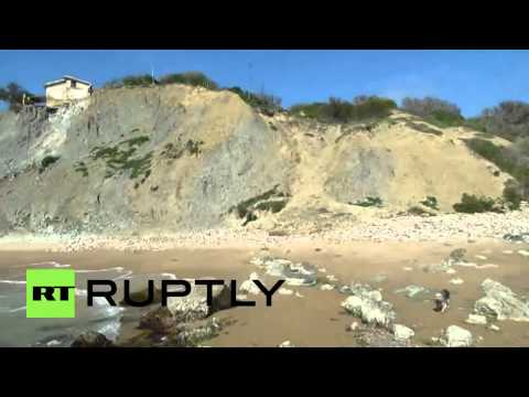 شاهد منزل إيطالي على مشارف الانهيار وسط البحر