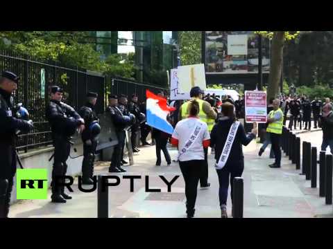 شاهد عمال المهن في فرنسا يحتجون على الضرائب