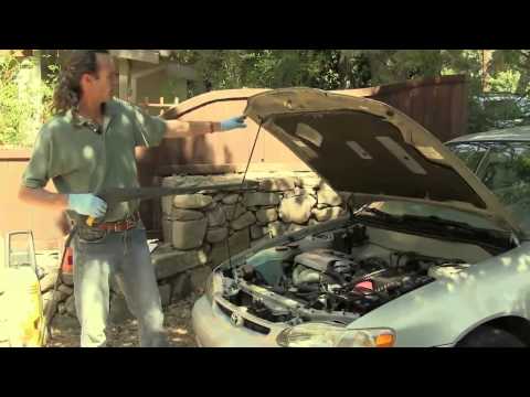 بالفيديو طريقة احترافية لتنظيف محرك سيارتك