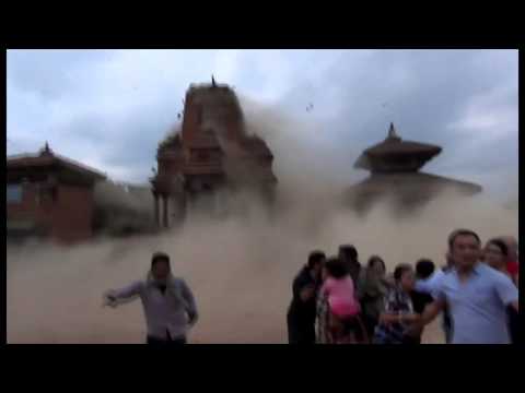 يظهر لحظة انهيار مباني عريقة