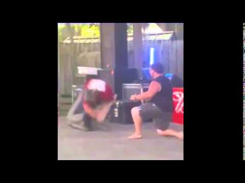 شاهد تمساح يلتهم ذراع مدربه